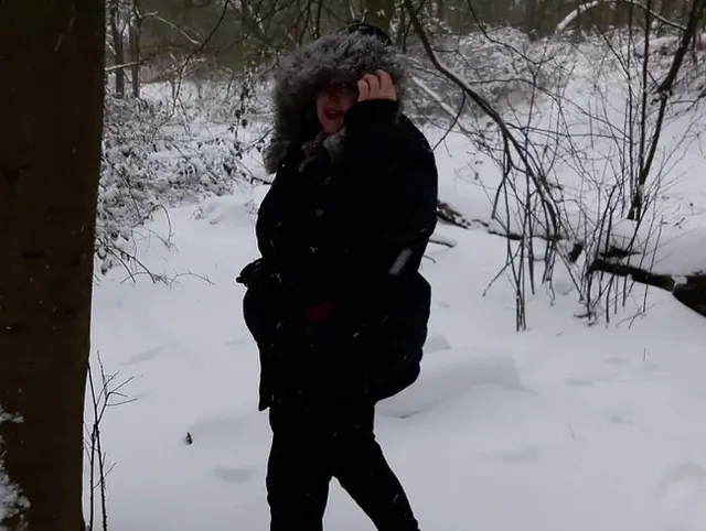 pinkeln im hohen Schnee