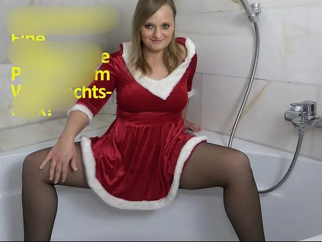Premiere!!! Eine vollgepisste Pissfotze im Weihnachtslook!