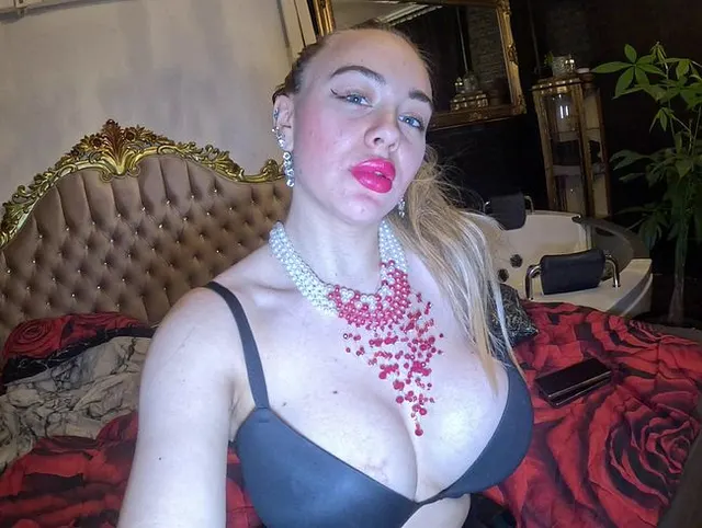 Domina pisst ab in ihren Jacuzzi!
