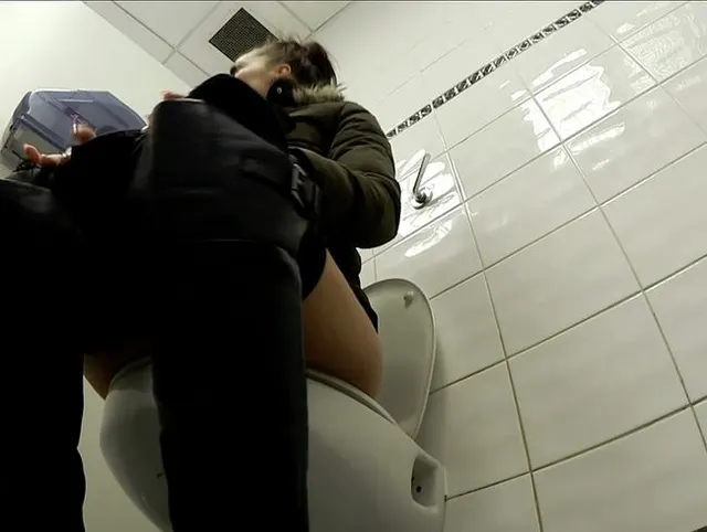 Britische Stripperin eilt zum Pinkeln