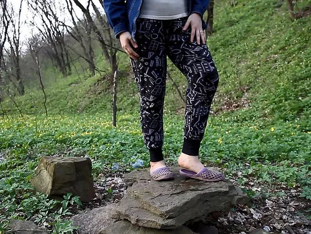 peeee)).Pee draußen auf einem Stein.