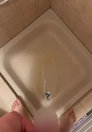 Pisse in die dusche